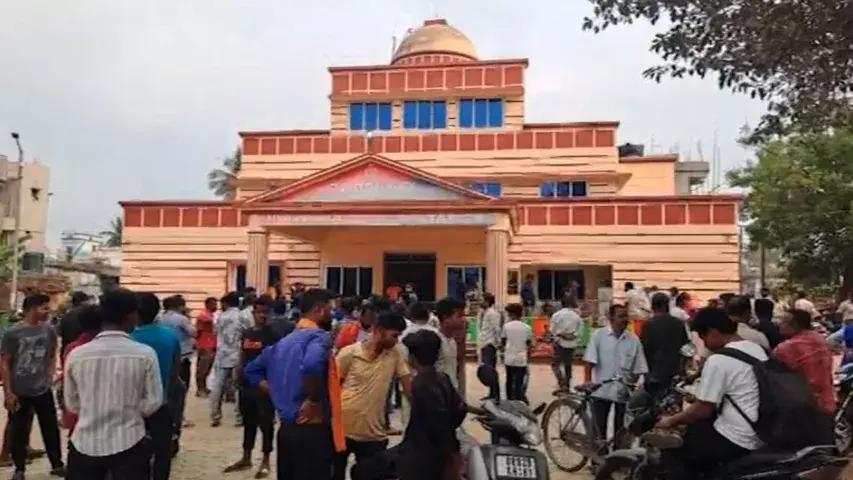 Puri में युवक की मौत के बाद नीमपाड़ा पुलिस स्टेशन के बाहर विरोध प्रदर्शन Puri में युवक की मौत के बाद नीमपाड़ा पुलिस स्टेशन के बाहर विरोध प्रदर्शन