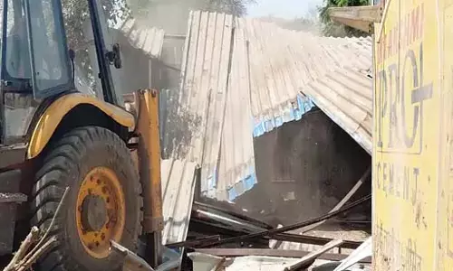 अफीम किसान ताम्रकार परिवार के खिलाफ कार्रवाई जारी, अब दुकान पर चला बुलडोजर अफीम किसान ताम्रकार परिवार के खिलाफ कार्रवाई जारी, अब दुकान पर चला बुलडोजर