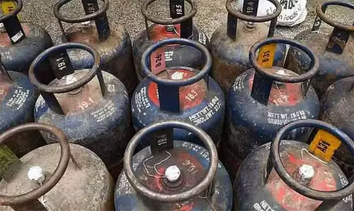 कमी के कारण कमर्शियल LPG सप्लाई रुकी, होटलों ने सर्विस में रुकावट की चेतावनी दी