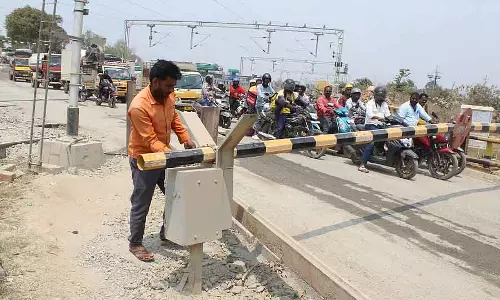 Anekal : रेलवे फाटक का ऑटोमैटिक सिस्टम खराब, गाड़ियों का ट्रैफिक बढ़ा Anekal : रेलवे फाटक का ऑटोमैटिक सिस्टम खराब, गाड़ियों का ट्रैफिक बढ़ा