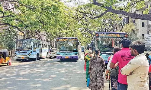 Chennai: तिरुवनमियूर बस टर्मिनस के रेनोवेशन से ट्रैफिक जाम, यात्रियों में कन्फ्यूजन Chennai: तिरुवनमियूर बस टर्मिनस के रेनोवेशन से ट्रैफिक जाम, यात्रियों में कन्फ्यूजन