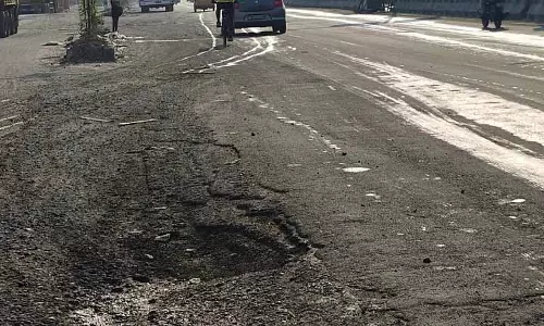 Chennai: थोरईपक्कम रेडियल रोड पर गड्ढों ने कब्ज़ा कर लिया, निवासियों ने जल्द मरम्मत की मांग की Chennai: थोरईपक्कम रेडियल रोड पर गड्ढों ने कब्ज़ा कर लिया, निवासियों ने जल्द मरम्मत की मांग की