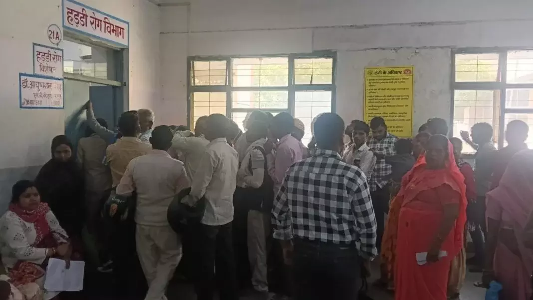 Farrukhabad: लोहिया अस्पताल में अव्यवस्था, पहले नंबर को लेकर मरीजों में झड़प Farrukhabad: लोहिया अस्पताल में अव्यवस्था, पहले नंबर को लेकर मरीजों में झड़प