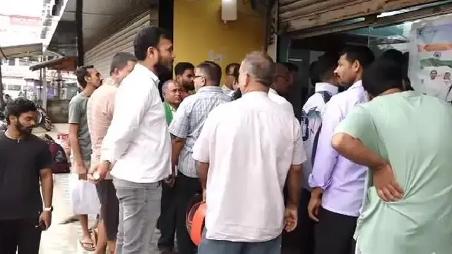 भुवनेश्वर में LPG की कमी: गैस एजेंसियों के बाहर लंबी कतारें दिखीं