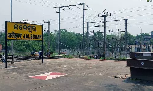 Jaleswar में एक आदमी और उसकी साली ने ट्रेन के आगे कूदकर जान दे दी Jaleswar में एक आदमी और उसकी साली ने ट्रेन के आगे कूदकर जान दे दी