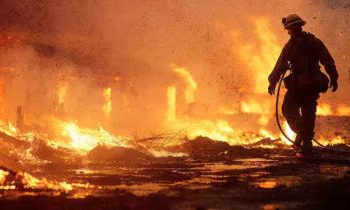 Palghar : कबाड़ गोदामों में भीषण आग लगने से प्लास्टिक और जूते-चप्पल का स्टॉक जलकर खाक Palghar : कबाड़ गोदामों में भीषण आग लगने से प्लास्टिक और जूते-चप्पल का स्टॉक जलकर खाक