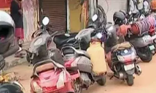 LPG संकट से भुवनेश्वर के लोग बुरी तरह प्रभावित, सप्लाई कम होने से काला बाज़ारी बढ़ी LPG संकट से भुवनेश्वर के लोग बुरी तरह प्रभावित, सप्लाई कम होने से काला बाज़ारी बढ़ी