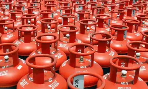 पश्चिम एशिया में तनाव के बीच LPG बुकिंग का गैप बढ़कर 25 दिन हुआ पश्चिम एशिया में तनाव के बीच LPG बुकिंग का गैप बढ़कर 25 दिन हुआ
