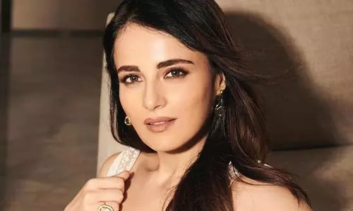 Radhika Madan भी ग्लैमरस रोल चाहती हैं: “मुझे एक मसाला फिल्म दो”