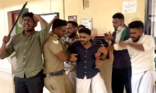Kerala : कार में गांजा था, जो कंट्रोल खोकर बैकयार्ड में पलट गई Kerala : कार में गांजा था, जो कंट्रोल खोकर बैकयार्ड में पलट गई