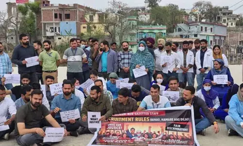 GMC Rajouri के नॉन-गजटेड कर्मचारियों ने विरोध प्रदर्शन किया GMC Rajouri के नॉन-गजटेड कर्मचारियों ने विरोध प्रदर्शन किया