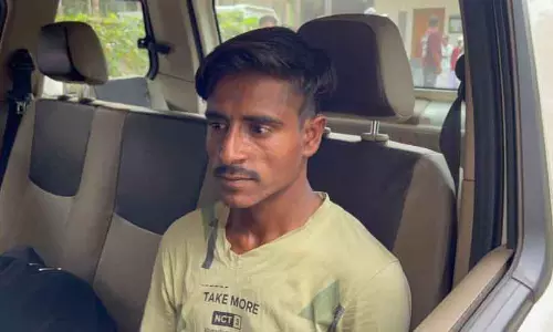 Kerala : 4.5 किलो गांजा के साथ इंटरस्टेट वर्कर गिरफ्तार Kerala : 4.5 किलो गांजा के साथ इंटरस्टेट वर्कर गिरफ्तार