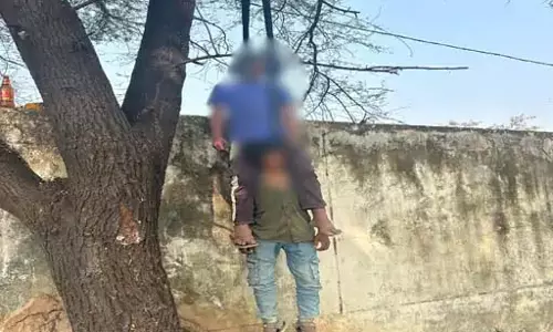 साड़ी से फंदा बनाकर झूले 2 दोस्त, पेड़ में लटक रही थी लाशें साड़ी से फंदा बनाकर झूले 2 दोस्त, पेड़ में लटक रही थी लाशें