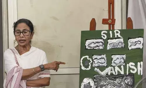 SIR गायब: ममता ने वोटरों के नाम हटाने को लेकर केंद्र और चुनाव आयोग पर निशाना साधा SIR गायब: ममता ने वोटरों के नाम हटाने को लेकर केंद्र और चुनाव आयोग पर निशाना साधा