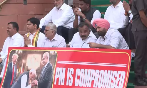 संसद का बजट सत्र: विपक्षी सांसदों ने मकर द्वार पर प्रदर्शन किया, PM की साख दांव पर वाला बैनर थामे रहे