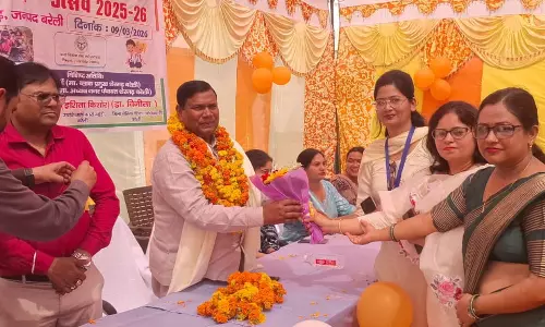 Bareilly: विधायक को शिक्षामित्रों की ओर से प्रतीक चिन्ह भेंट Bareilly: विधायक को शिक्षामित्रों की ओर से प्रतीक चिन्ह भेंट