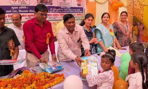 Bareilly: विधायक ने आंगनबाड़ी केंद्र के प्रतिभाशाली बच्चे को सम्मानित किया