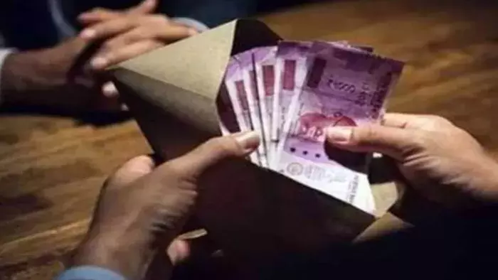 Bareilly: रिश्वत में रंगे लेखपाल की धरपकड़, 10 हजार रुपये बरामद Bareilly: रिश्वत में रंगे लेखपाल की धरपकड़, 10 हजार रुपये बरामद