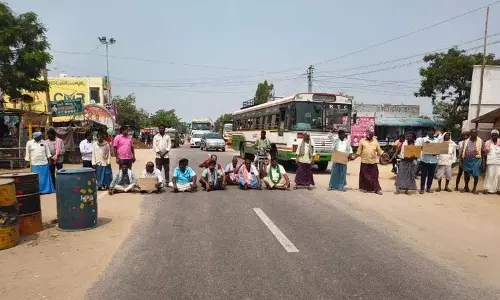 SRSP का पानी छोड़ने की मांग को लेकर किसानों ने सड़क पर प्रदर्शन किया