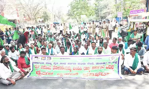 Tumkur : किसानों ने मिट्टी के लिए विरोध प्रदर्शन किया Tumkur : किसानों ने मिट्टी के लिए विरोध प्रदर्शन किया