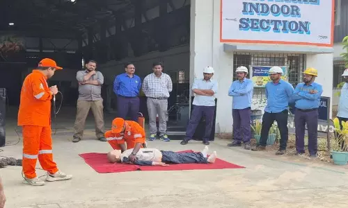 एरिया वर्कशॉप में CPR और फायर एक्सटिंग्विशर के इस्तेमाल के बारे में जागरूकता