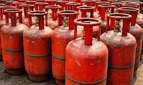 New Delhi: सरकार ने गैस आपूर्ति को लेकर कड़ा रुख अपनाया, प्राथमिकता सूची जारी