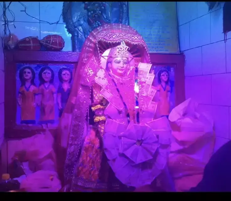 Nahan: शीतला सप्तमी पर नाहन में भक्तों ने अर्पित किया विशेष प्रसाद Nahan: शीतला सप्तमी पर नाहन में भक्तों ने अर्पित किया विशेष प्रसाद