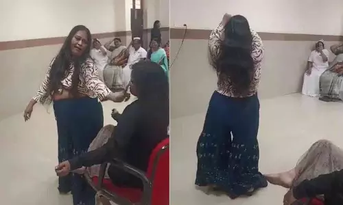 Rajahmundry के सरकारी अस्पताल में नर्सों ने मरीजों की अनदेखी करते हुए आइटम सॉन्ग पर डांस किया Rajahmundry के सरकारी अस्पताल में नर्सों ने मरीजों की अनदेखी करते हुए आइटम सॉन्ग पर डांस किया