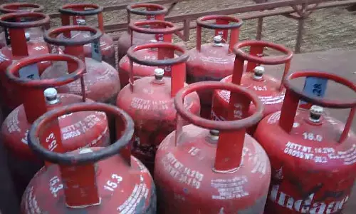 Commercial सिलेंडर की सप्लाई रुकी: होटलों के बंद होने का डर Commercial सिलेंडर की सप्लाई रुकी: होटलों के बंद होने का डर