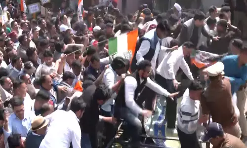 Uttarakhand विधानसभा सत्र: कांग्रेस ने बेरोज़गारी और महंगाई पर चर्चा की मांग की; प्रदर्शनकारियों ने बैरिकेड्स फांदे Uttarakhand विधानसभा सत्र: कांग्रेस ने बेरोज़गारी और महंगाई पर चर्चा की मांग की; प्रदर्शनकारियों ने बैरिकेड्स फांदे
