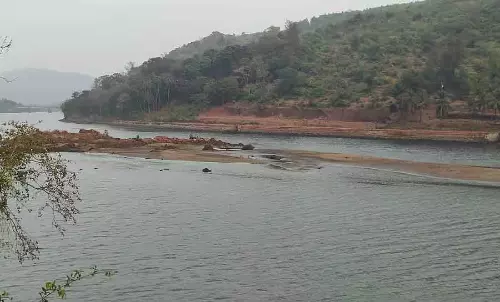 Karnataka : गंगावली नदी में गिरा मिट्टी का ढेर Karnataka : गंगावली नदी में गिरा मिट्टी का ढेर