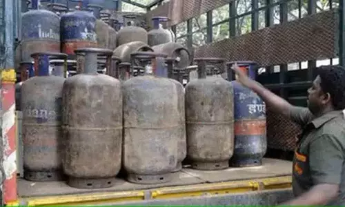 LPG की कमी से मुंबई के 20 होटल और रेस्टोरेंट बंद LPG की कमी से मुंबई के 20 होटल और रेस्टोरेंट बंद