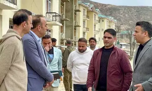 DC Anantnag ने मचबावन में पीएम पैकेज कर्मचारियों के लिए ट्रांजिट आवास का निरीक्षण किया