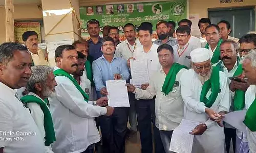 Hirekerur : बिजली की सप्लाई ठीक से नहीं होने से किसानों का विरोध प्रदर्शन Hirekerur : बिजली की सप्लाई ठीक से नहीं होने से किसानों का विरोध प्रदर्शन
