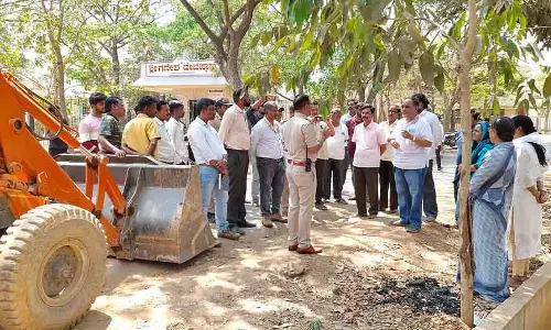 Karnataka : जलाशय के निर्माण में बाधा, इंजीनियरों और स्थानीय लोगों के बीच बहस Karnataka : जलाशय के निर्माण में बाधा, इंजीनियरों और स्थानीय लोगों के बीच बहस