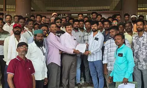 वर्कर्स को किट बांटने में भेदभाव: Workers ने जांच की मांग की