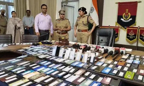 पुलिस की बड़ी कामयाबी, करीब 400 गुम मोबाइल ढूंढकर मालिकों को लौटाए पुलिस की बड़ी कामयाबी, करीब 400 गुम मोबाइल ढूंढकर मालिकों को लौटाए