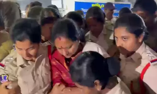 वेलुगुमातला पीड़ितों के लिए भूख हड़ताल के दौरान Police ने के कविता को हिरासत में लिया