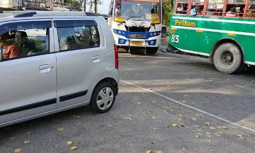अवैध पार्किंग और ट्रैफिक जाम की वजह से Palampur का शहीद चौक एक्सीडेंट-प्रोन बना हुआ है