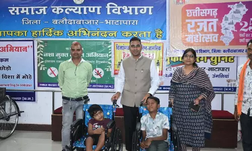 कलेक्टर ने दो दिव्यांग बच्चों को प्रदान किया व्हील चेयर कलेक्टर ने दो दिव्यांग बच्चों को प्रदान किया व्हील चेयर