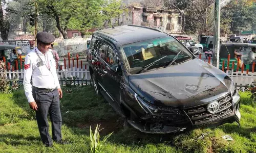 लुधियाना के भारत नगर चौक पर तेज़ रफ़्तार SUV सेल्फी पिलर से टकराई