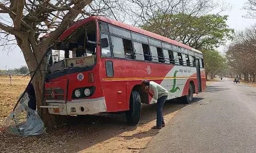 Kudligi के पास बस पेड़ से टकराई, ड्राइवर और कंडक्टर समेत कई घायल Kudligi के पास बस पेड़ से टकराई, ड्राइवर और कंडक्टर समेत कई घायल
