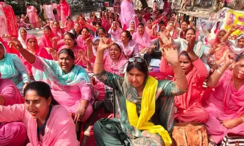 Ludhiana में आशा वर्कर्स ने अधूरे वादों के लिए विरोध प्रदर्शन किया Ludhiana में आशा वर्कर्स ने अधूरे वादों के लिए विरोध प्रदर्शन किया