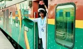 Andhra: ऑल-वुमन क्रू ट्रेन को हरी झंडी दिखाई गई Andhra: ऑल-वुमन क्रू ट्रेन को हरी झंडी दिखाई गई
