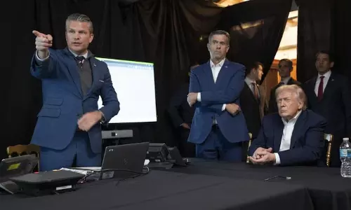 Pete Hegseth ने ईरान में बड़े अमेरिकी हमले का संकेत दिया Pete Hegseth ने ईरान में बड़े अमेरिकी हमले का संकेत दिया