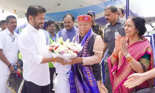 Telangana के नवनियुक्त राज्यपाल शिव प्रताप शुक्ला हैदराबाद पहुंचे Telangana के नवनियुक्त राज्यपाल शिव प्रताप शुक्ला हैदराबाद पहुंचे