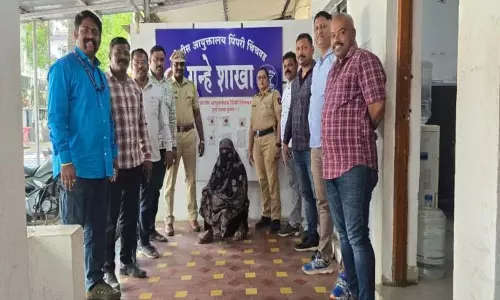 चोरों ने दरवाज़ों के बाहर छोड़ी गई चाबियां देखकर घरों को निशाना बनाया