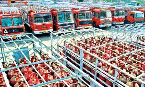 Telangana में इंपोर्ट में रुकावट के कारण होटलों को LPG सप्लाई पर रोक Telangana में इंपोर्ट में रुकावट के कारण होटलों को LPG सप्लाई पर रोक