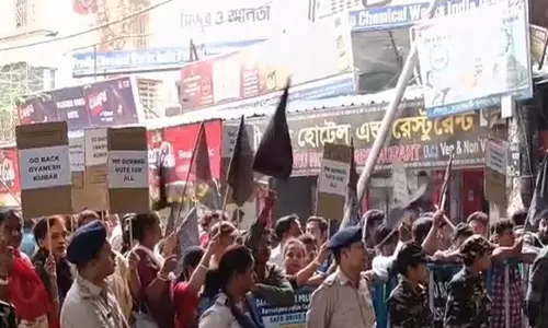 CEC ज्ञानेश कुमार के दौरे से पहले, TMC कार्यकर्ता काले झंडे लेकर दक्षिणेश्वर काली मंदिर पर जमा हुए