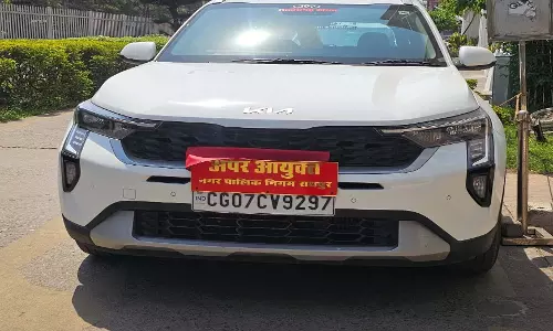 नगर निगम मुख्यालय में दिव्यांगों के रैंप पर खड़ी रही अपर आयुक्त की गाड़ी